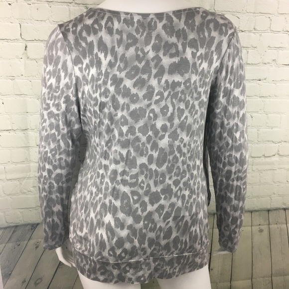 Lane Bryant Light Gray Leopard Surplice Top 18/20 - Picture 2 of 2